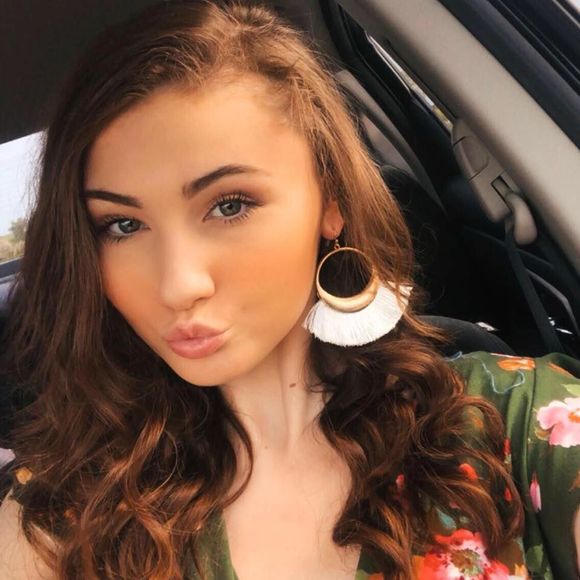 Meet your Posher, Alyssa - Picture 1 of 1